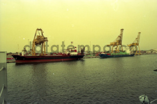 kapal kargo di pelabuhan tanjung priok jakarta - DATATEMPO