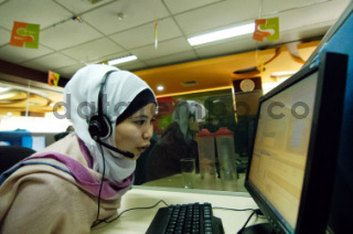 petugas call center menghubungi nasabah pt asuransi cigna