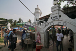 pintu masuk menuju masjid agung banten - DATATEMPO